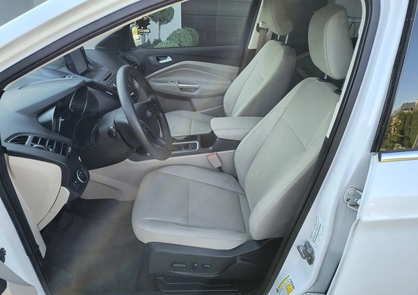 Ford Escape cena 63900 przebieg: 101000, rok produkcji 2018 z Barlinek małe 79